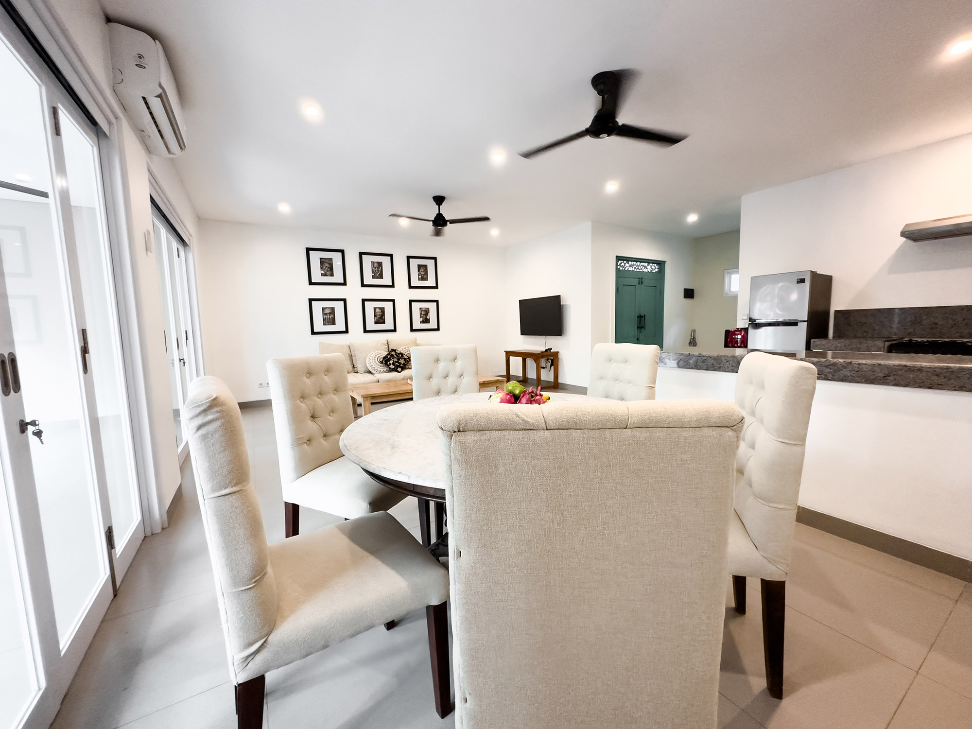 Live & dine in luxury